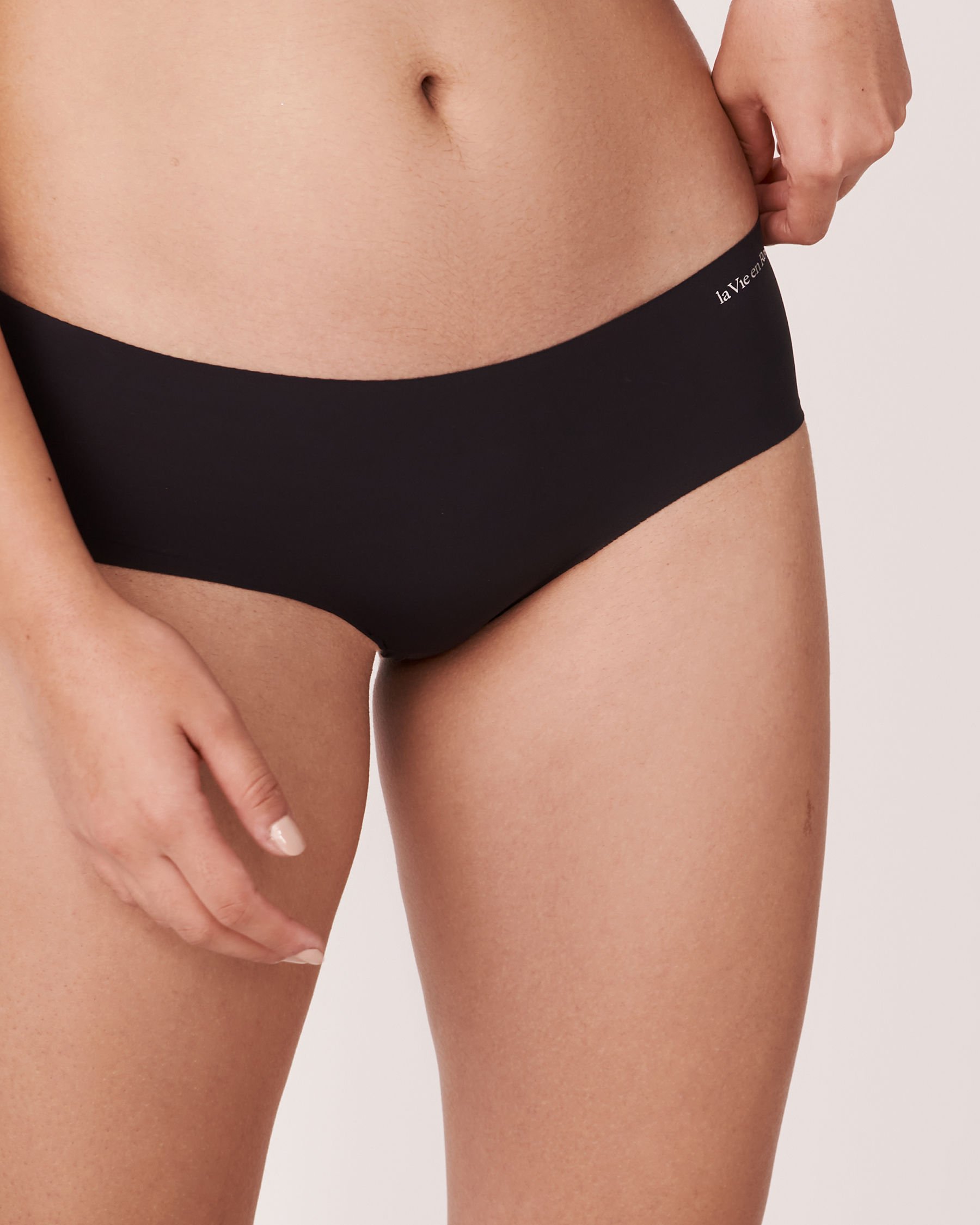LA VIE EN ROSE Microfiber Invisible Hiphugger Panty Black 619-223-1-00 - View3