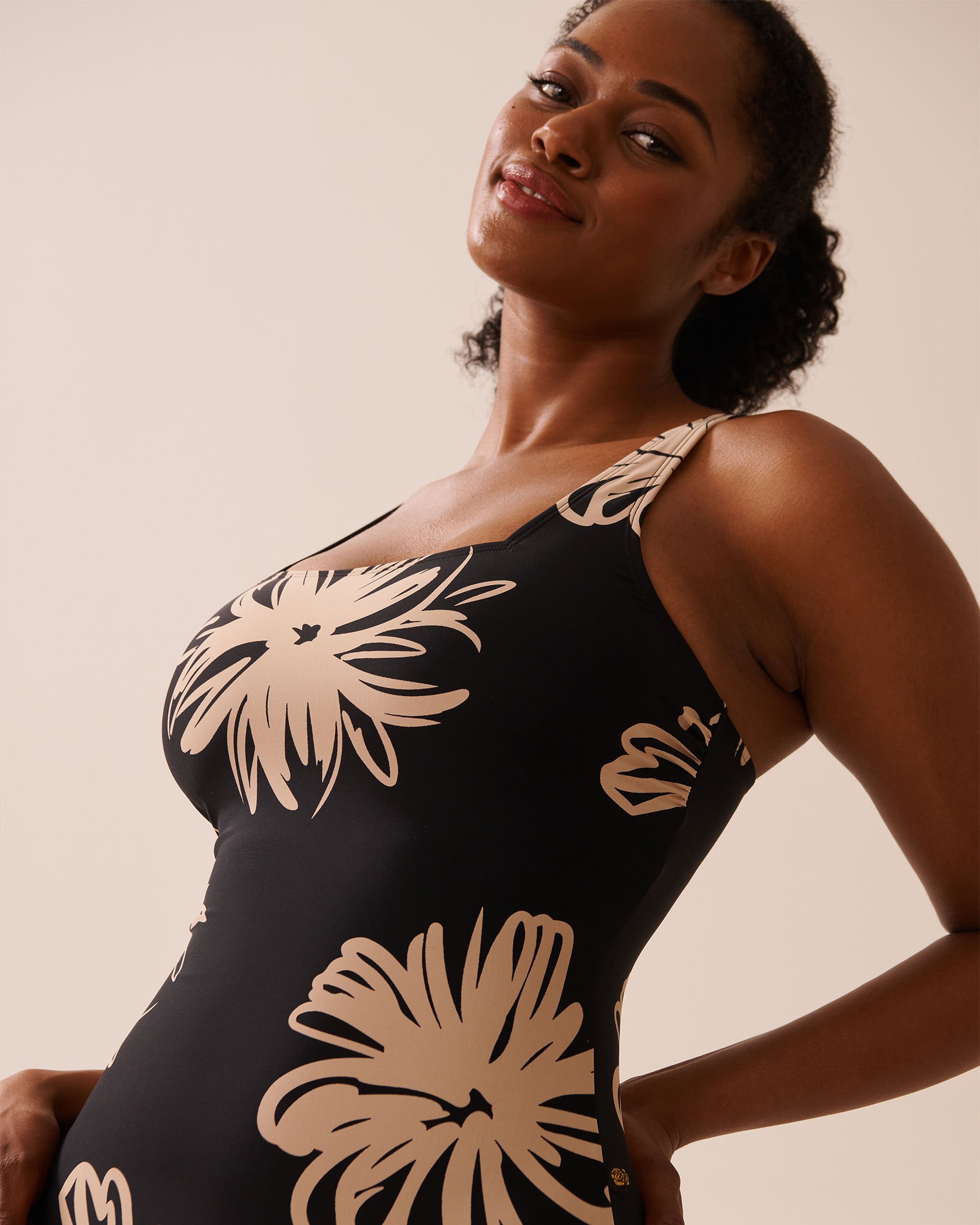 LA VIE EN ROSE AQUA BLACK HIBISCUS Square Neck One-piece Swimsuit Black Hibiscus 70400179 - View5