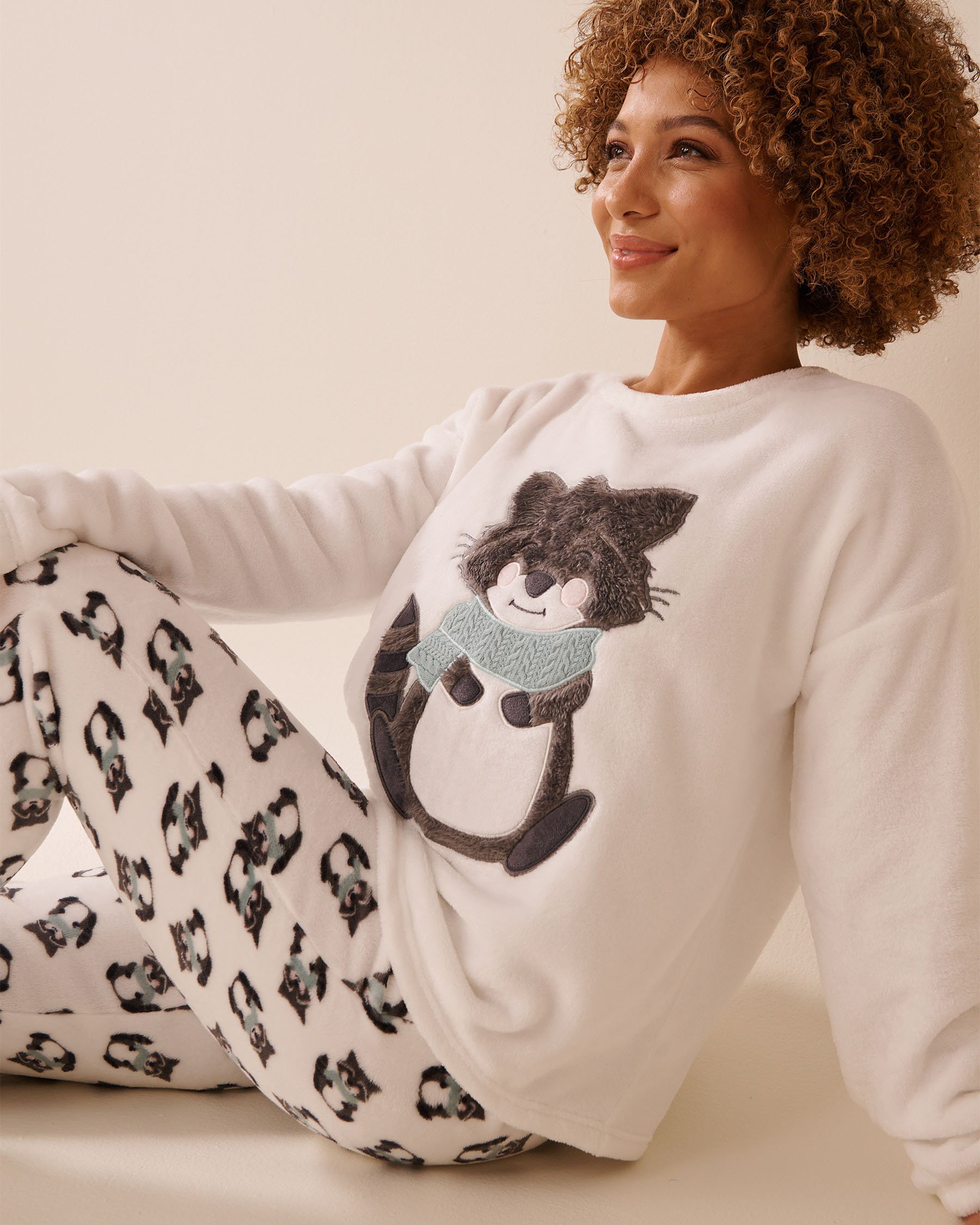 LA VIE EN ROSE Raccoon Print Soft Plush PJ Set White/Raccoons 40400085 - View6