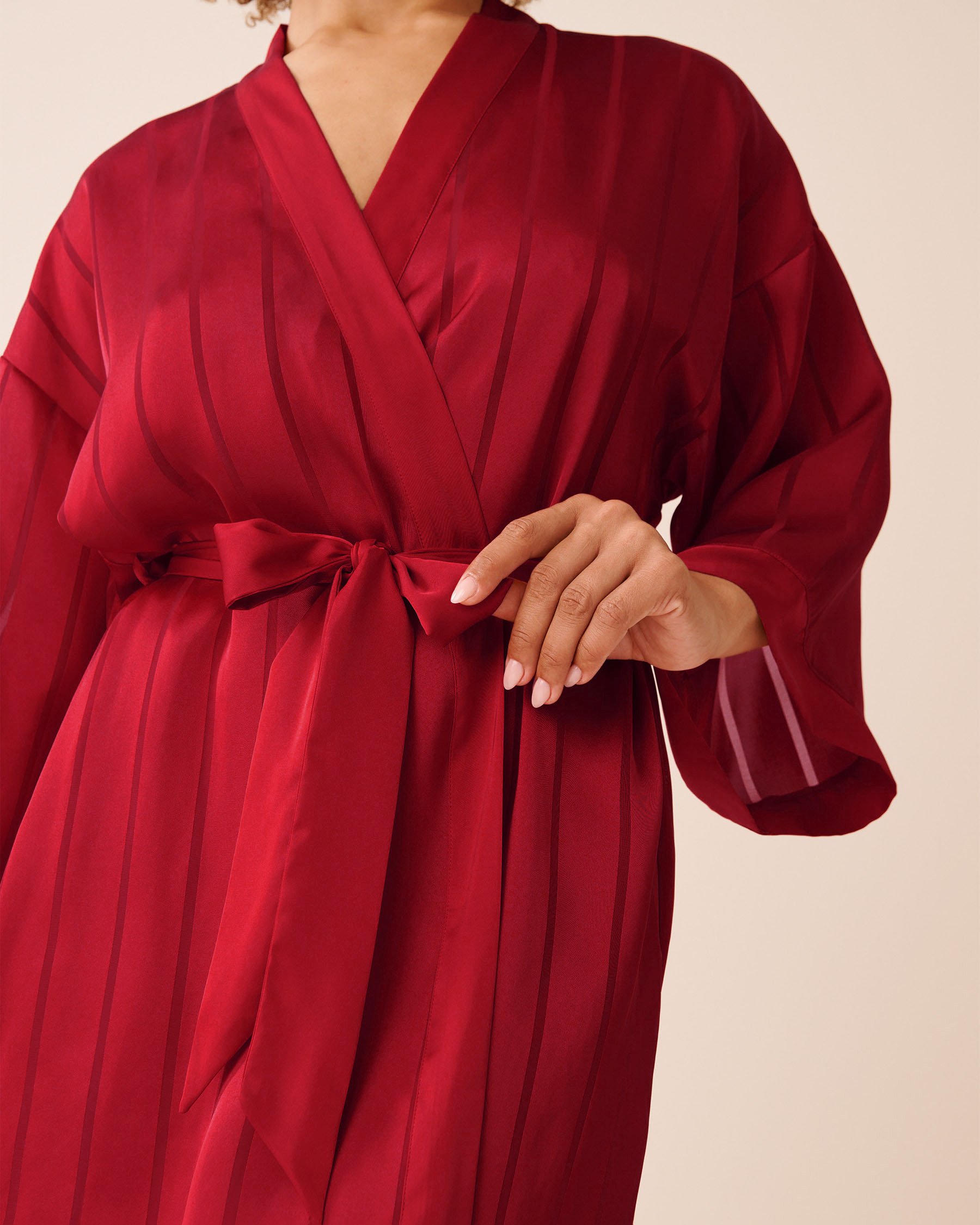 LA VIE EN ROSE Shadow Stripe Satin Kimono Merry Red 60600110 - View4