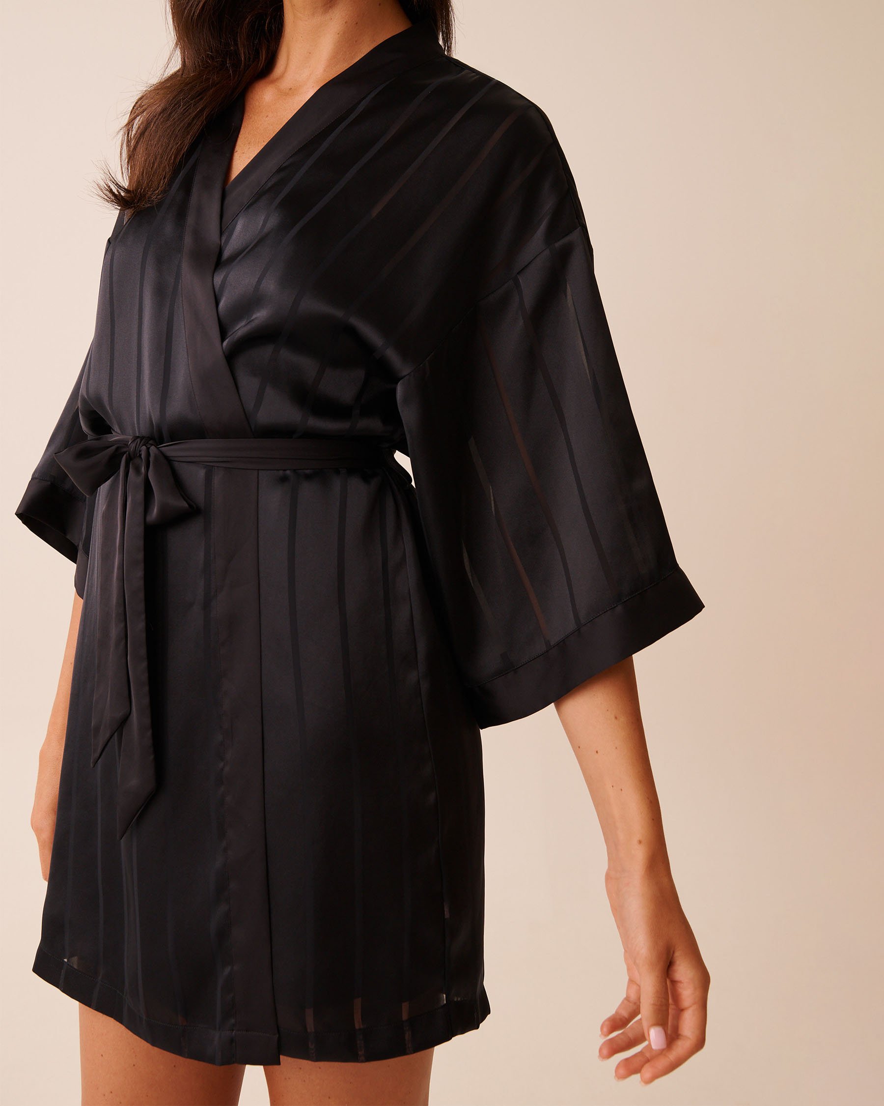 LA VIE EN ROSE Shadow Stripe Satin Kimono Black 60600110 - View3