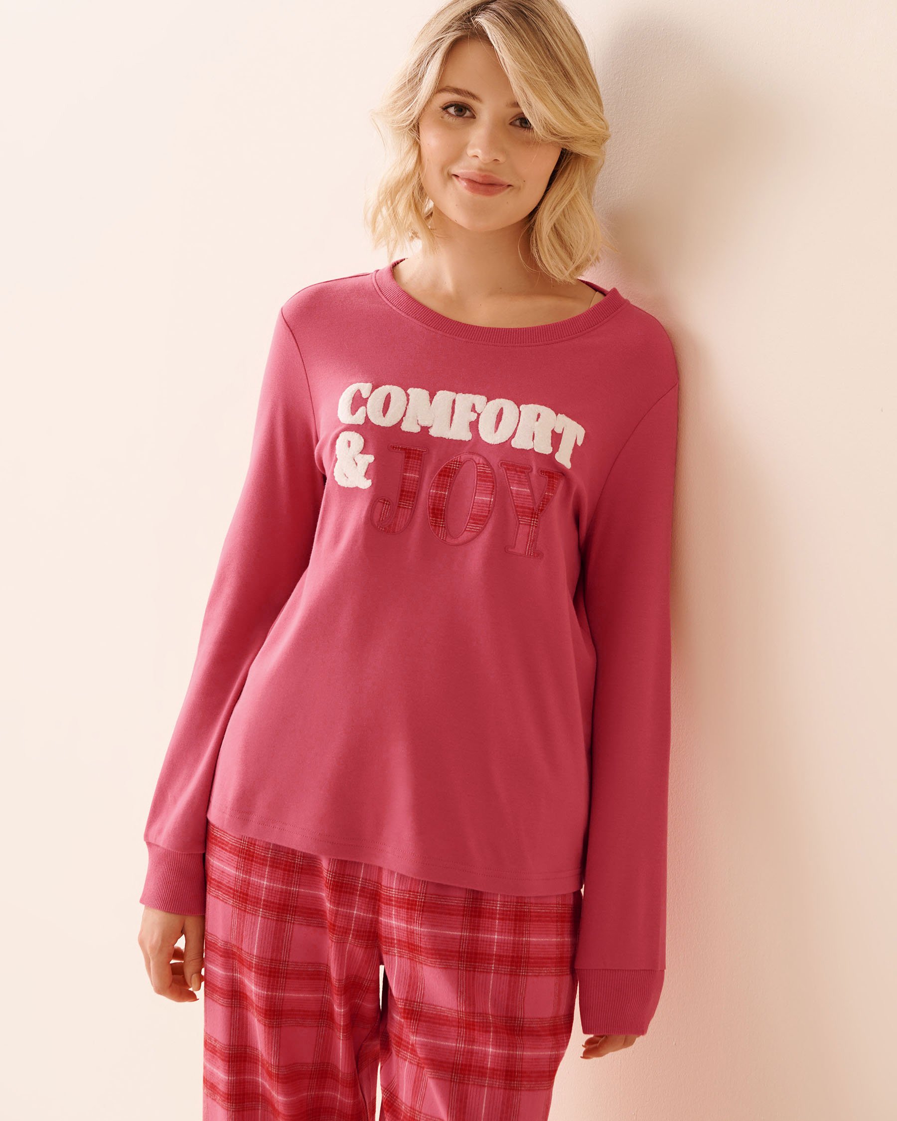 LA VIE EN ROSE Comfort & Joy Interlock Sweater Cherry Red 40100788 - View1