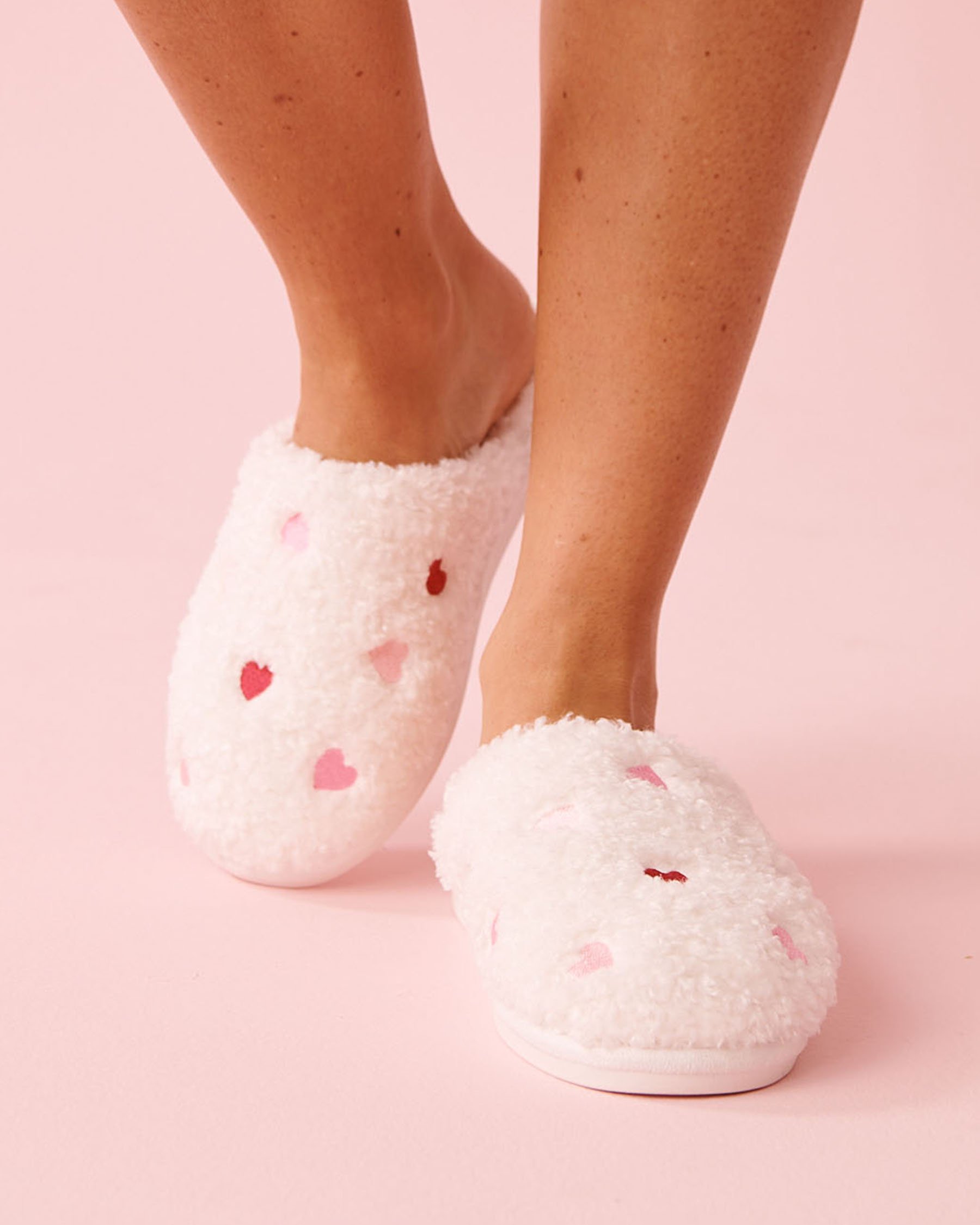 LA VIE EN ROSE Heart Embroidered Curly Fur Slippers White 40700454 - View1