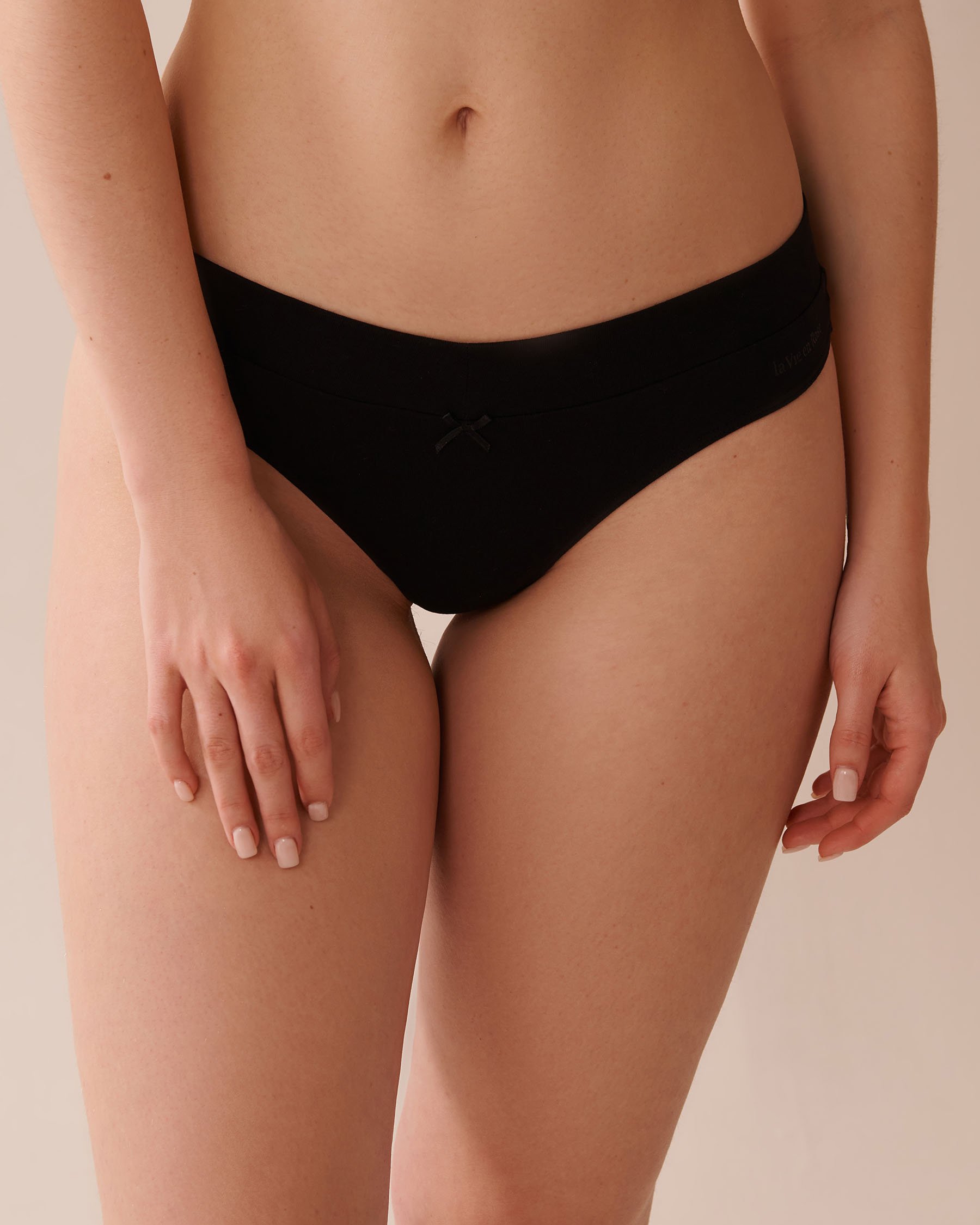 LA VIE EN ROSE Cotton Thong Panty Black 564-211-0-00 - View1