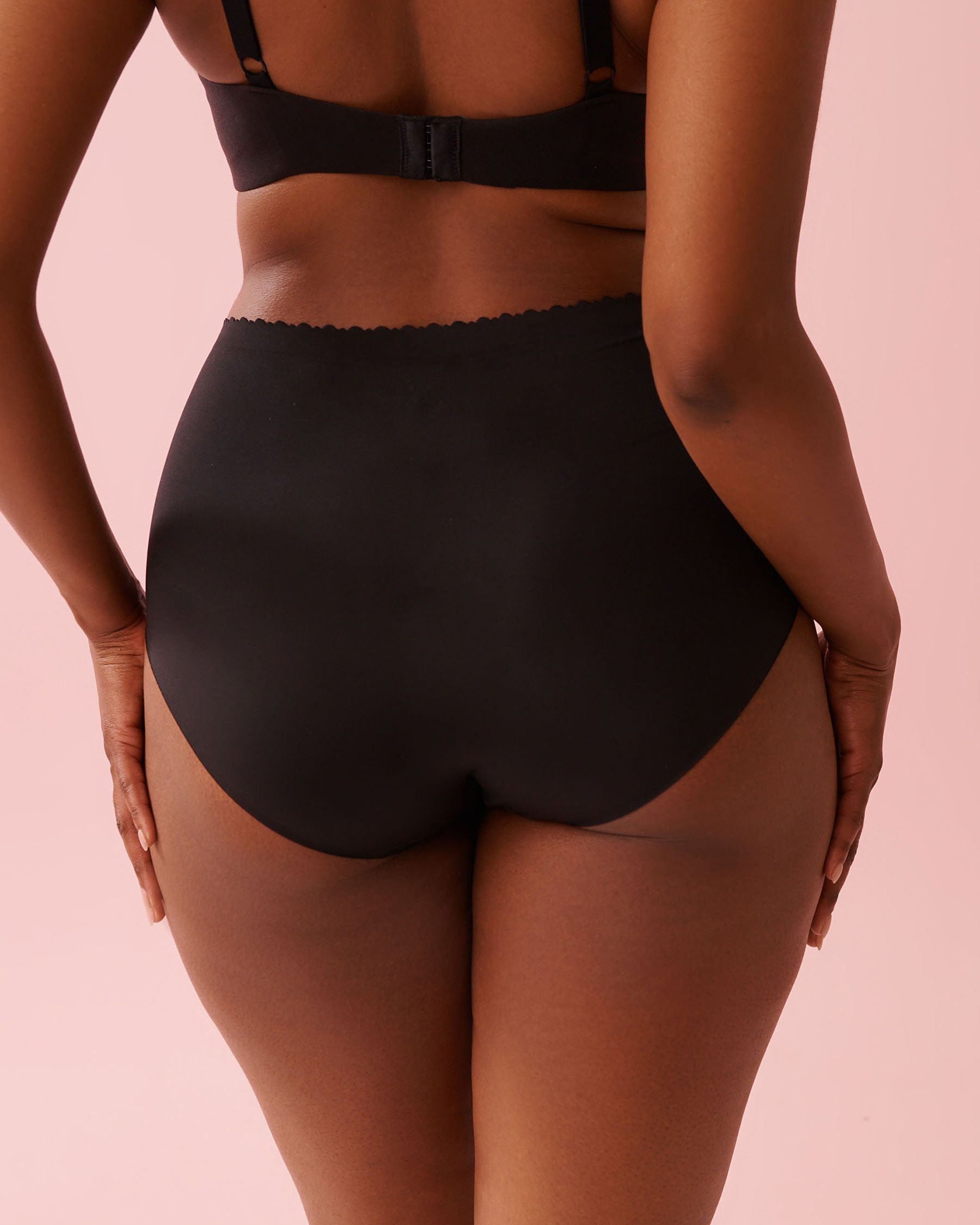 LA VIE EN ROSE Microfiber Bonded High Waist Bikini Panty Black 712-122-1-00 - View2